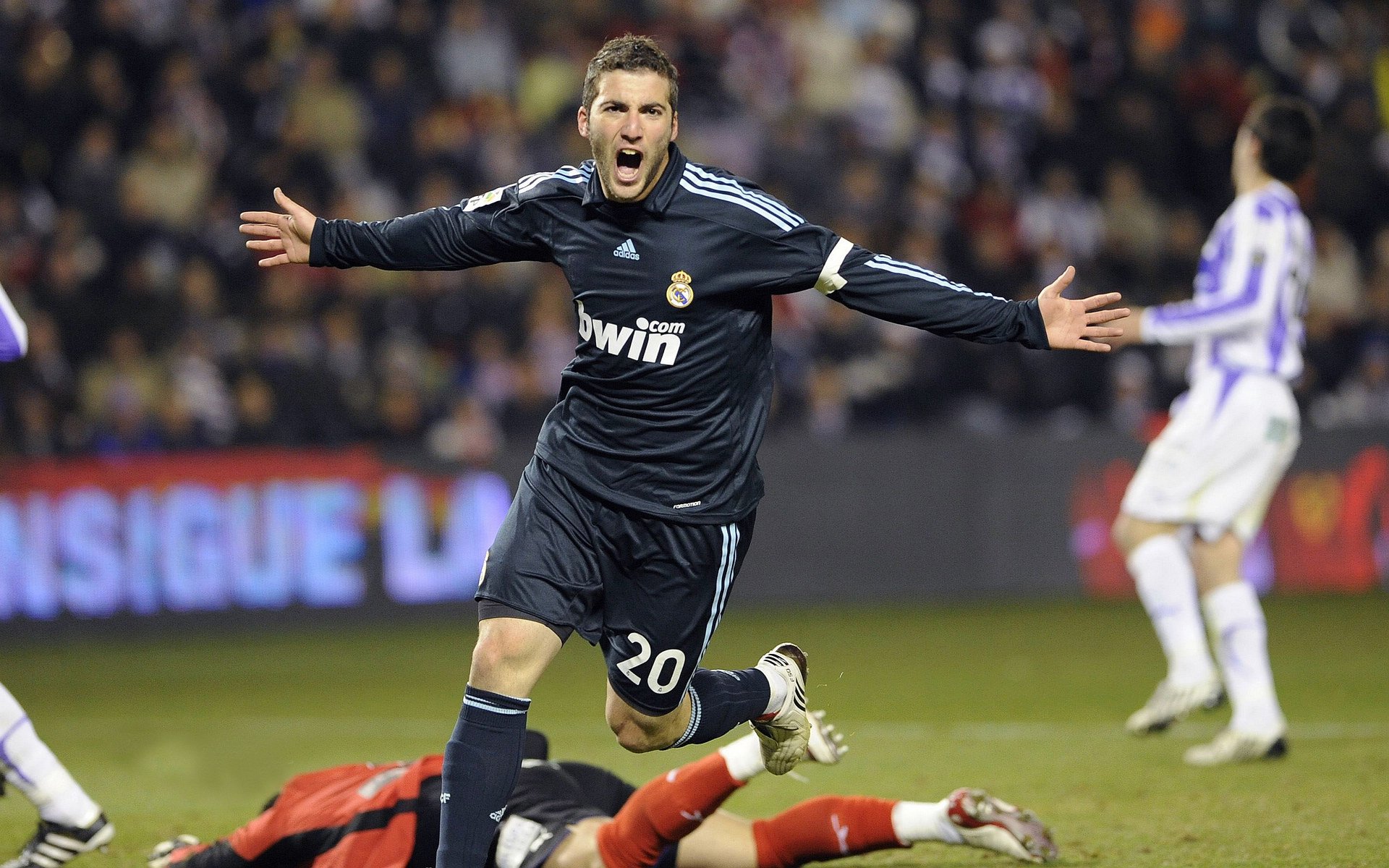 “足球志愿者团队在赛场上发挥重要作用”，足球志愿者总结怎么写